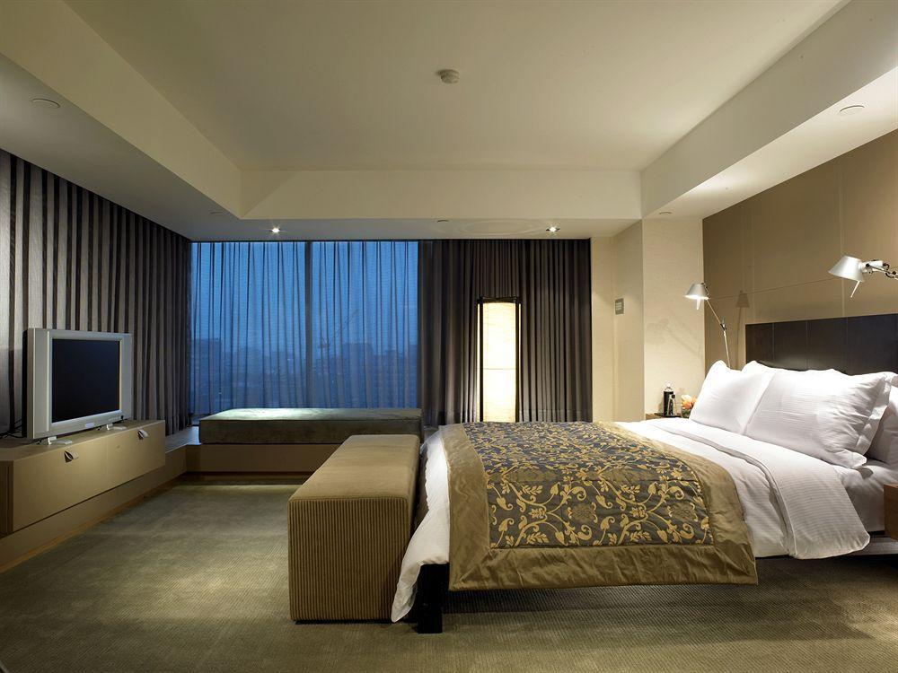 Отель Regent Тайбэй Номер фото A bedroom in a hotel