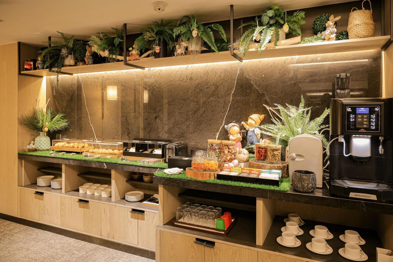 Отель Regent Тайбэй Экстерьер фото The buffet at the lounge