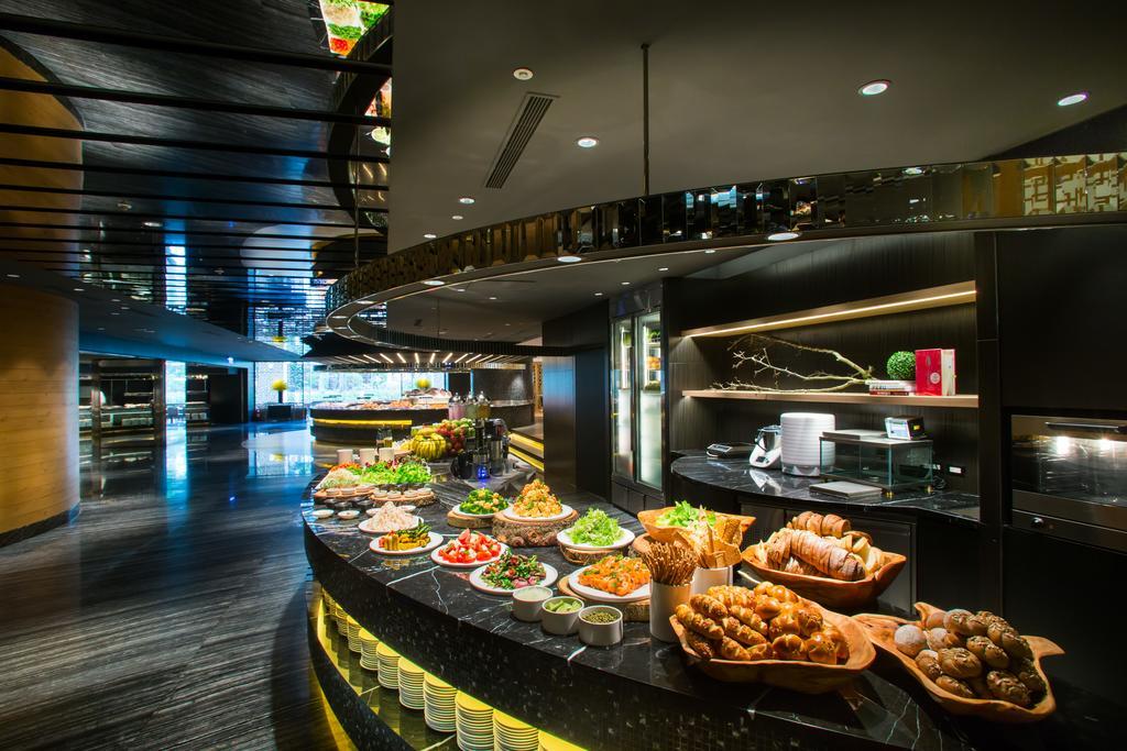Отель Regent Тайбэй Экстерьер фото The buffet at the lounge