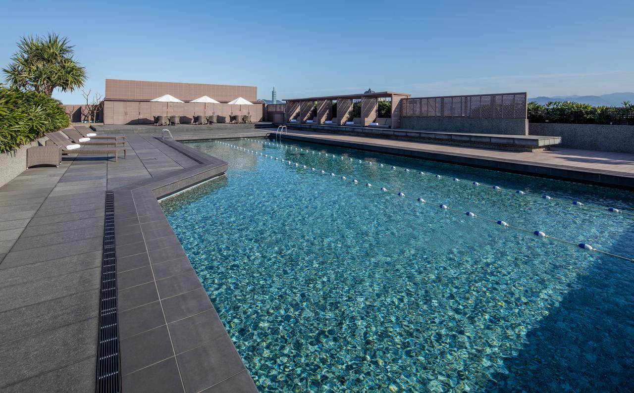Отель Regent Тайбэй Экстерьер фото The rooftop pool at the hotel