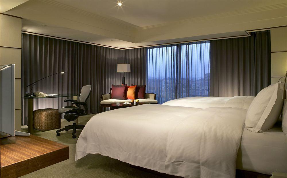 Отель Regent Тайбэй Номер фото A room at the hotel